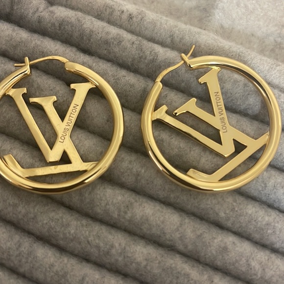4cm Replica V inspired hoops. - Picture 2 of 3